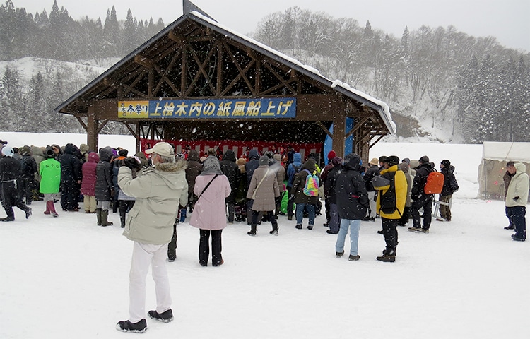 仙北市西木町「紙風船上げ」