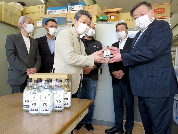 飲食同業組合へアルコールを寄贈